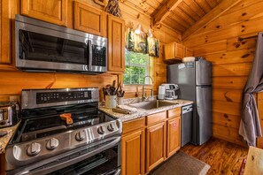 Private kitchen - Cozy Cabin with Hot Tub in Gatlinburg (Gatlinburg)