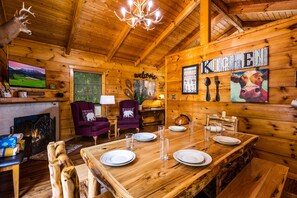 Dining - Cozy Cabin with Hot Tub in Gatlinburg (Gatlinburg)