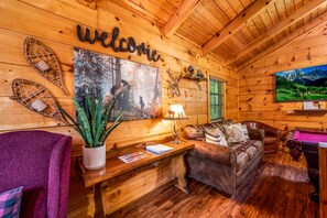 Living area - Cozy Cabin with Hot Tub in Gatlinburg (Gatlinburg)