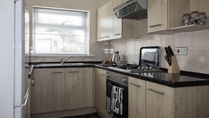 House | Private kitchen | Mini-fridge, microwave, oven, stovetop - Perfect base to stay in Swansea (Swansea)