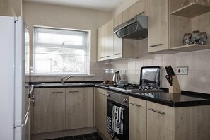 House | Private kitchen | Mini-fridge, microwave, oven, stovetop - Perfect base to stay in Swansea (Swansea)
