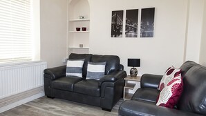 House | Living area | Flat-screen TV - Perfect base to stay in Swansea (Swansea)