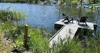 2nd story lake view, private deck- close to Scranton, Honesdale & Elk Mountain!