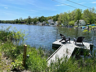 2nd story lake view, private deck- close to Scranton, Honesdale & Elk Mountain!