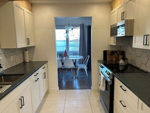 Private kitchen - Lovely Oceanfront Cottage just outside Mahone Bay (Mahone Bay)