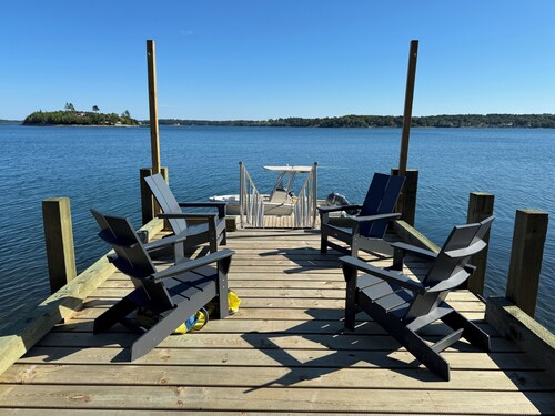 Lovely Oceanfront Cottage just outside Mahone Bay