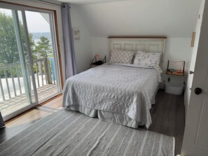 3 bedrooms, iron/ironing board, WiFi, bed sheets - Lovely Oceanfront Cottage just outside Mahone Bay (Mahone Bay)