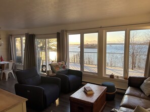 Living area - Lovely Oceanfront Cottage just outside Mahone Bay (Mahone Bay)