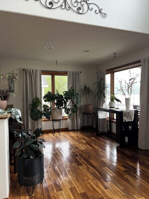 Interior - Charming lake side retreat great for family time or a romantic getaway! (Marietta)