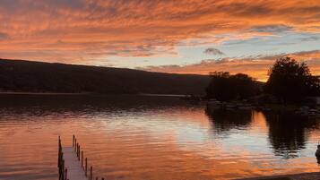Ligstoelen aan het strand, strandlakens