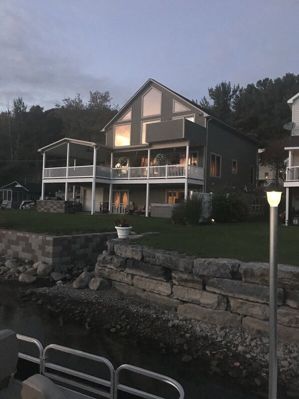 Exterior - Charming lake side retreat great for family time or a romantic getaway! (Marietta)