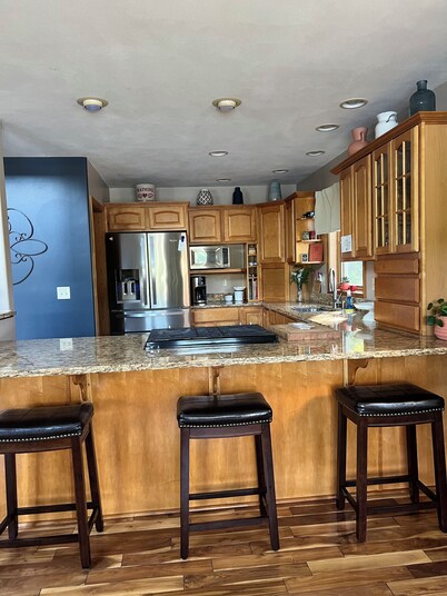 Charming lake side retreat great for family time or a romantic getaway!
