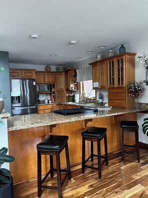 Refrigerador, microondas, horno y parrilla de estufa 