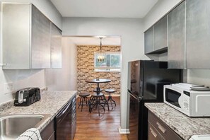 Réfrigérateur, micro-ondes, four, cafetière/bouilloire