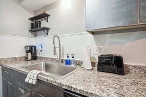 Réfrigérateur, micro-ondes, four, cafetière/bouilloire