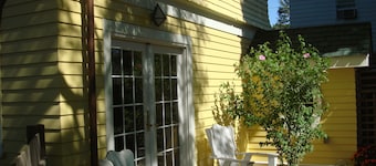 Lovely private Carriage House on Historic Property
