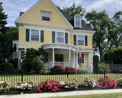 Lovely private Carriage House on Historic Property