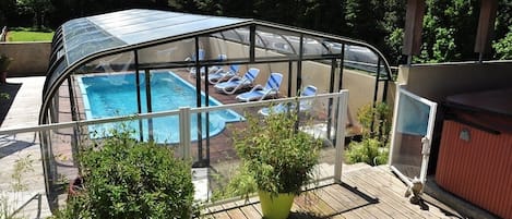 Piscine intérieure, piscine extérieure