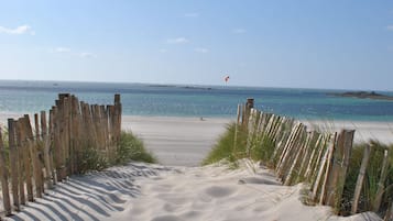 Plage, chaises longues, serviettes de plage
