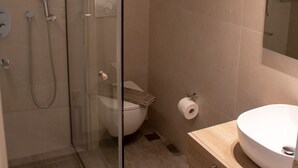 Dusj, hårføner, håndklær og såpe