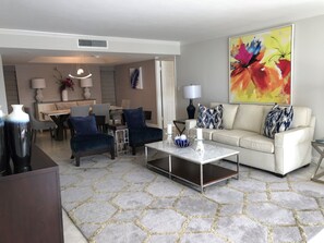 TV - Stunning gulf front two bedroom condo for rent. (Naples)