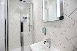 Casa | Banheiro | Chuveiro/banheira combinados, sabonete, shampoo, papel higiênico