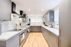 House | Private kitchen | Electric kettle - Swansea's Hub (Swansea)