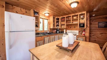 Fridge, oven, stovetop, coffee/tea maker