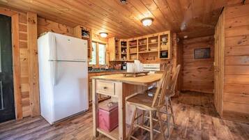 Een koelkast, een oven, een kookplaat, een koffiezetapparaat/waterkoker