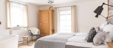 4 bedrooms, internet, bed sheets