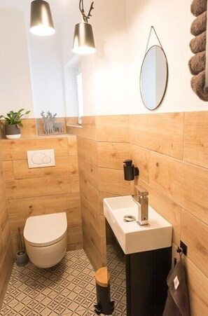 Bathtub, hair dryer, towels - Ferienhaus Bergheimat Balk/terr., 4 Schlafz., Küche, Wohn-esszi., max 8P (Ruhpolding)