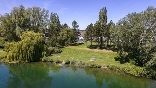 A park with a pond, trees, and a gazebo. - Best Western Hotel du Lac Dunkerque (Armbouts-Cappel)