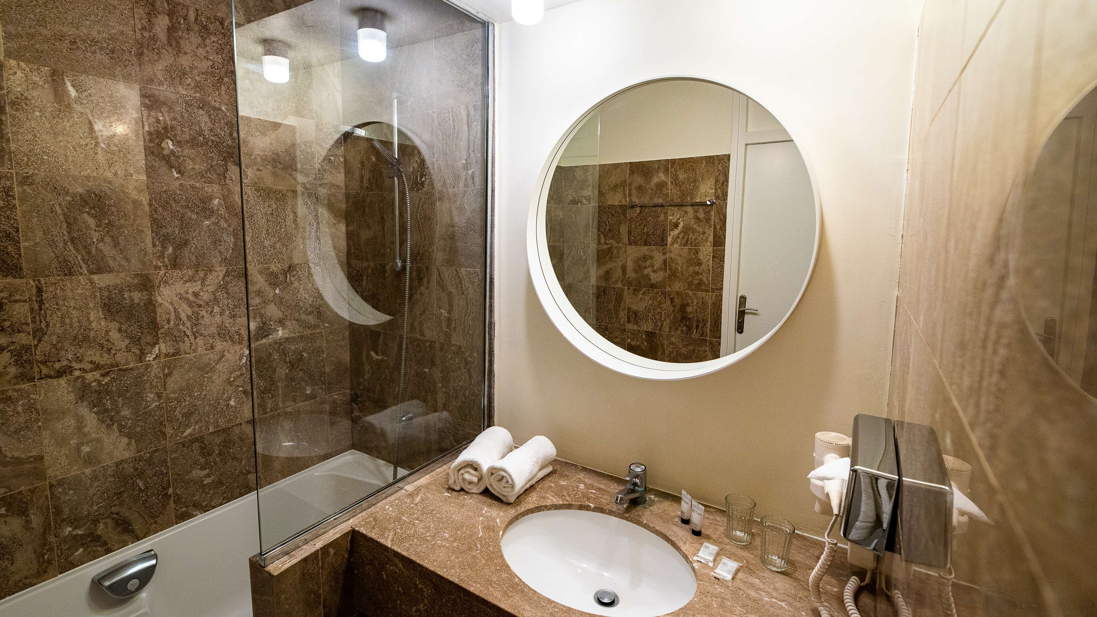 hydromassage showerhead, free toiletries, hair dryer, towels