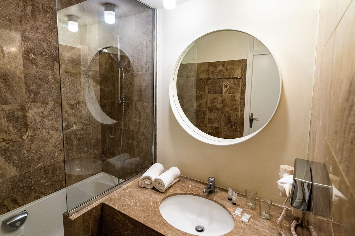 hydromassage showerhead, free toiletries, hair dryer, towels