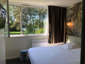 高級客房, 1 張加大雙人床, 非吸煙房, 湖景 | 高級寢具、房內夾萬、獨特設計、書桌