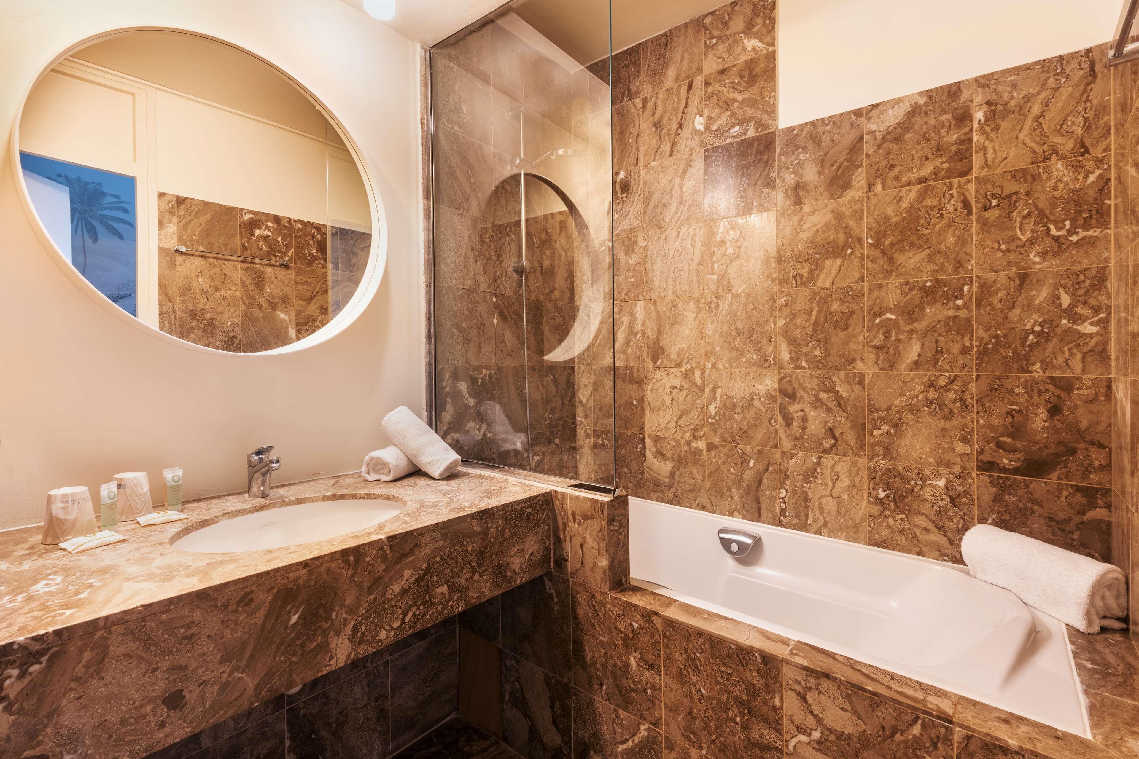 hydromassage showerhead, free toiletries, hair dryer, towels