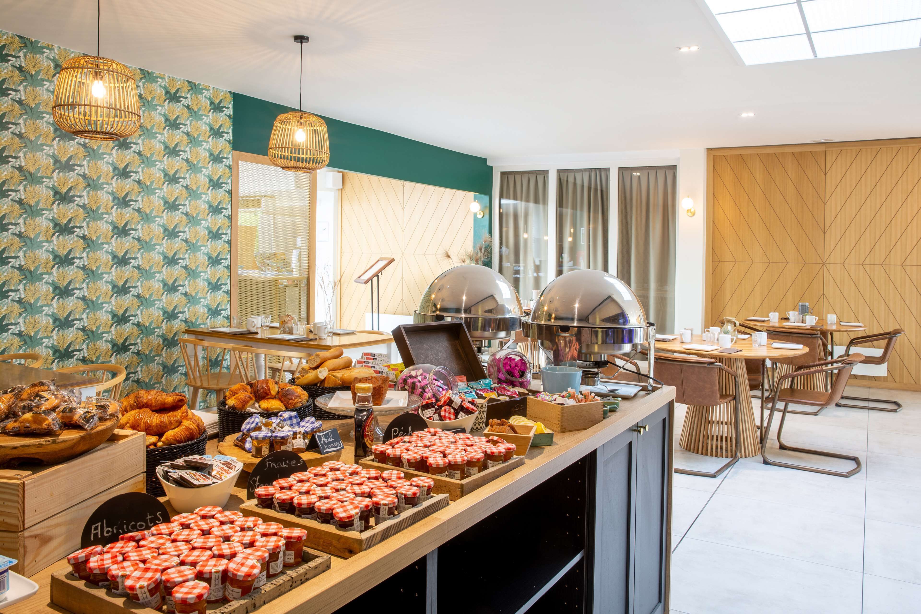 Daily buffet breakfast (EUR 15 per person)