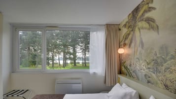 Hochwertige Bettwaren, Zimmersafe, individuell dekoriert, Schreibtisch