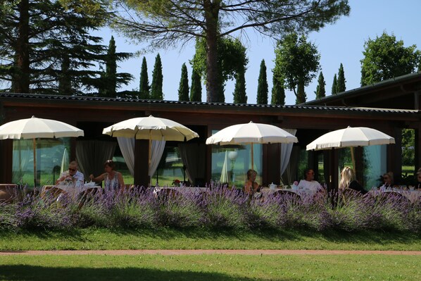 تناول الطعام بالخارج