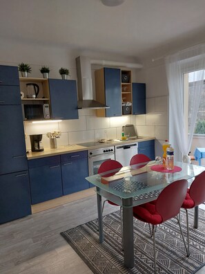 Een koelkast, een microgolfoven, een kookplaat, een vaatwasser