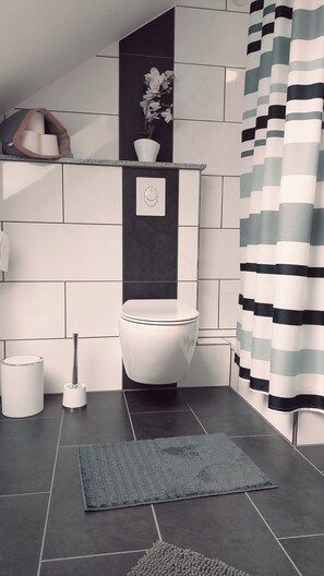 Regadera, toallas, jabón, papel de baño 