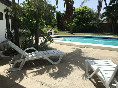 Hidden gem in Runaway Bay! Best location, stunning, private