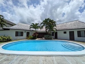 Outdoor pool - Hidden gem in Runaway Bay! Best location, stunning, private (Runaway Bay)