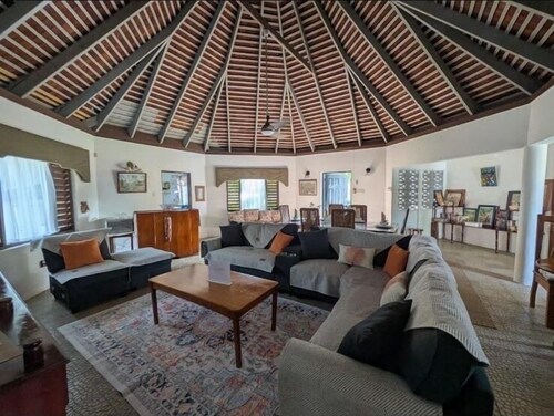 Hidden gem in Runaway Bay! Best location, stunning, private