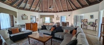 Hidden gem in Runaway Bay! Best location, stunning, private