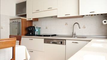 Frigorifero, forno, piano cottura, lavastoviglie