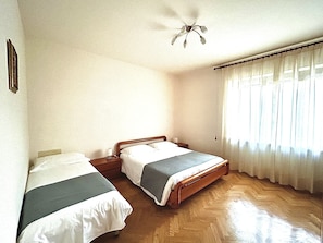 2 bedrooms, iron/ironing board, free WiFi, bed sheets
