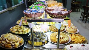 Un bufé con diversos postres y aperitivos.