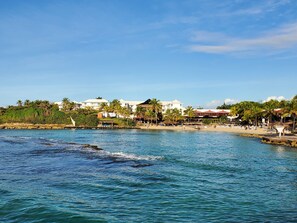 On the beach, sun-loungers - Studio Cocosoleil balcony sea view at Manganao (Saint Francois)