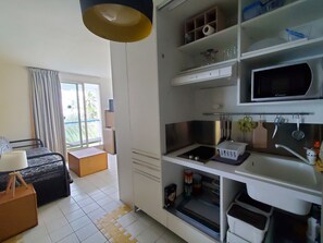 Kühlschrank, Mikrowelle, Herdplatte, Wasserkocher mit Kaffee-/Teezubehör